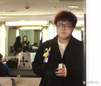 ​知名 rapper 官宣恋情就翻车，恋爱期和他人搞暧昧