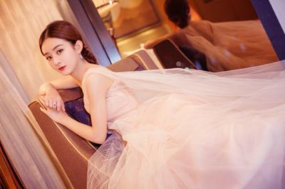 ​赵丽颖身世大揭底真实家境如何？赵丽颖背后的大佬背景身份强大！