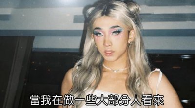 ​庾澄庆儿子难得打扮正常！吞云吐雾颇为老练
