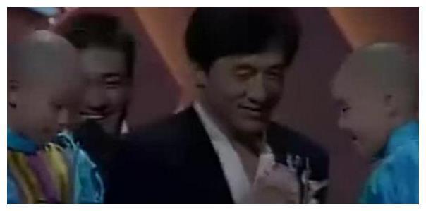 两小家伙没人敢惹,网友:只因有这个干爹