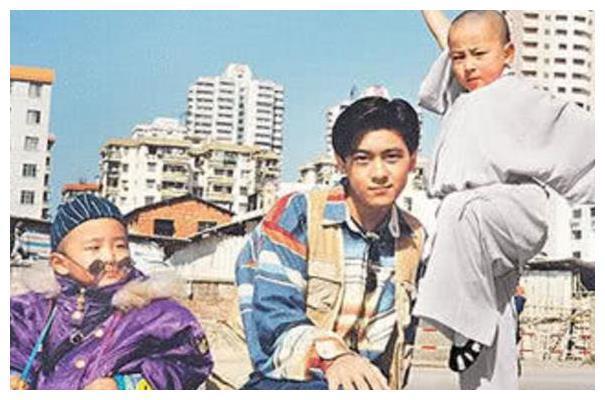 两小家伙没人敢惹,网友:只因有这个干爹