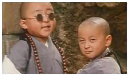 两小家伙没人敢惹,网友:只因有这个干爹
