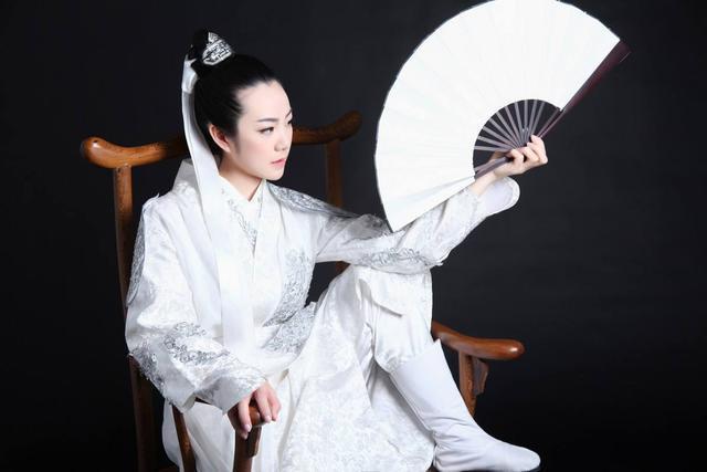 李白充满杀气的一首诗,十步杀一人,千里不留行,写得非常有意境