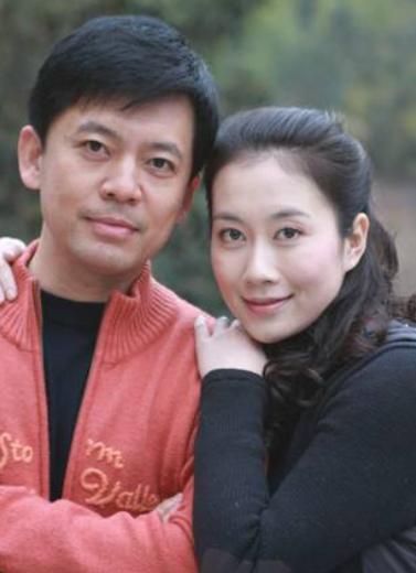 何政军全家照,贤妻温婉气质佳,女儿清纯是学霸