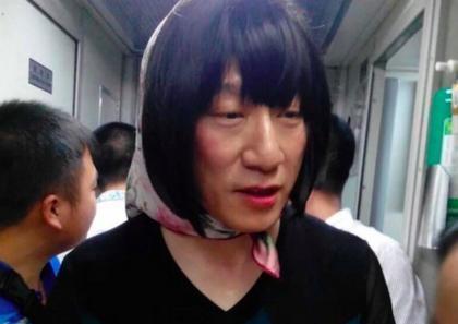 孙红雷晒照陪爸爸走过的路 发文想念爸爸,网友暖心回复让人泪目