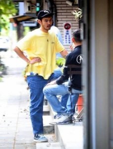 ​38岁阮经天近照变油腻？满脸胡茬不修边幅，还坐街边吐云吐雾