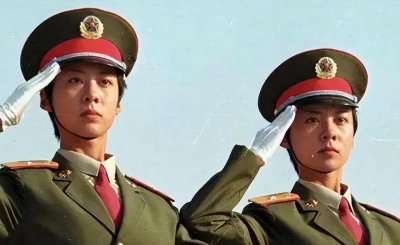 ​1999年阅兵仪式上，一度“红遍中国”的双胞胎姐妹花，后来怎样了