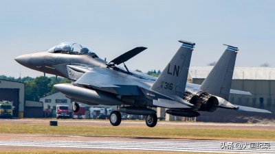 ​F-15鹰式战斗机，被誉为美利坚之鹰，服役至今未尝败绩
