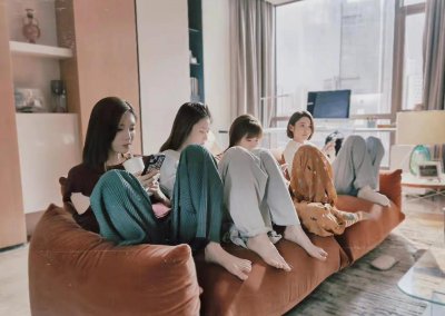 ​欢乐颂新五美合影超养眼！杨采钰穿裙子变名媛，江疏影美成大赢家