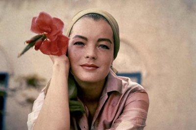 ​1982年罗密死后，第二任丈夫带着4岁女儿独自生活，一生维护罗密