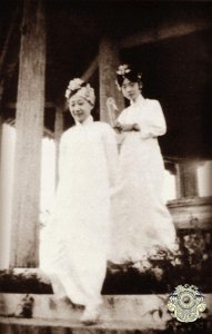 ​老照片还原末代皇后婉容真实样貌：图四很有气质，图七却满脸烟容