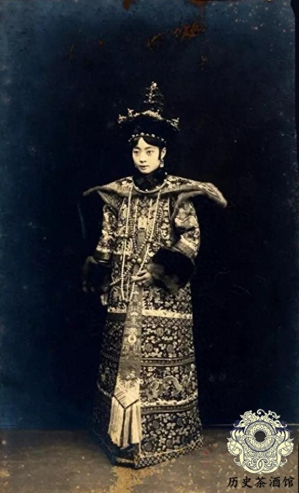 老照片还原末代皇后婉容真实样貌:图四很有气质,图七却满脸烟容