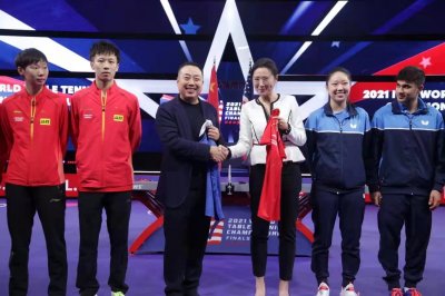 ​中美混双首次合练互换球衣！刘国梁：用中美组合展示乒乓外交力量