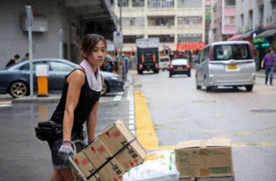 ​香港最美搬运工再现街头，相亲节目被富二代抱走，如今干回老本行