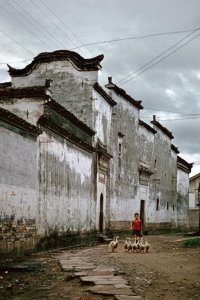 ​1981年的黄山屯溪老街，没有现在的繁华喧闹，却多了份宁静与祥和