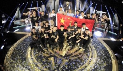 ​RNG队内语音有多乱？小龙堡直接听懵了，一句话被打断好几次