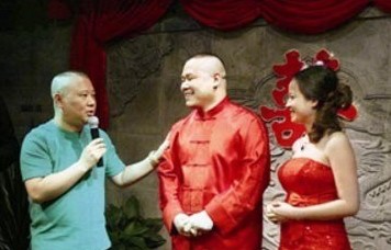 岳云鹏和妻子郑敏近照，超有夫妻相的一对！