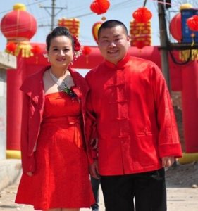 ​岳云鹏和妻子郑敏近照，超有夫妻相的一对！