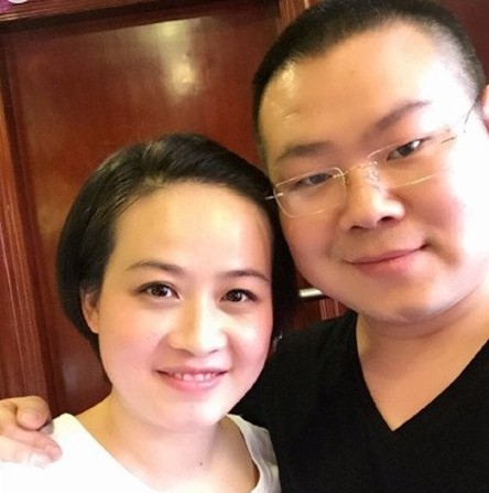 岳云鹏和妻子郑敏近照，超有夫妻相的一对！