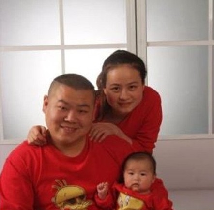 岳云鹏和妻子郑敏近照，超有夫妻相的一对！