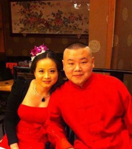 岳云鹏和妻子郑敏近照，超有夫妻相的一对！