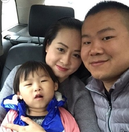 岳云鹏和妻子郑敏近照，超有夫妻相的一对！