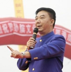 ​记得说《懒汉糖葫芦》的唐爱国吗？他的师父是姜昆，两人只差7岁