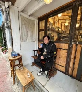 ​和妻子约定丁克后，却与小22岁女歌迷生子，如今过得怎样？