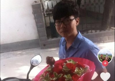 ​田静发郭威结婚前照片，手捧鲜花很帅气，暗示没二八他们生活很好