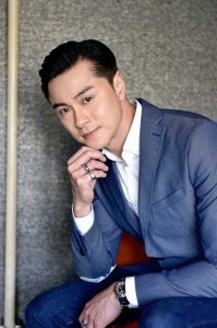 ​他人帅演技佳，是香港知名马主女婿，大龄生2儿，热爱运动0绯闻