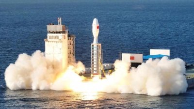 ​中国火箭在海上“热发射”，14颗卫星鼠标一按就升空