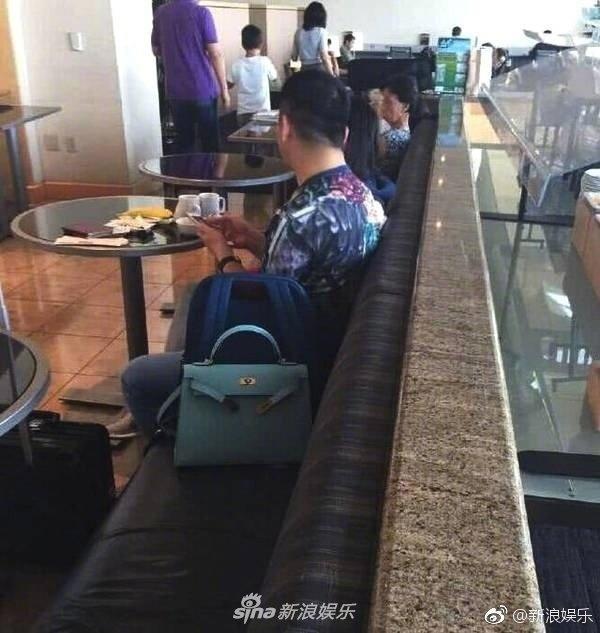 网友机场偶遇刘强东夫妇,刘强东有多爱奶茶妹,这些动作足够证明