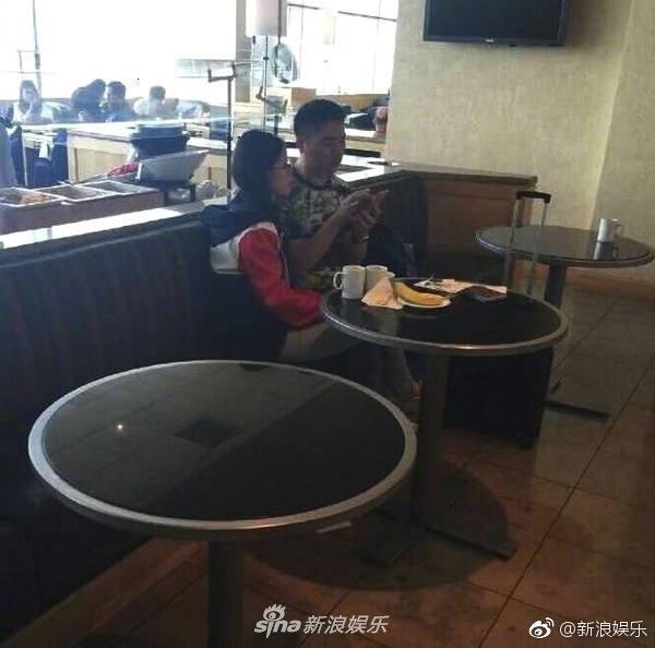 网友机场偶遇刘强东夫妇,刘强东有多爱奶茶妹,这些动作足够证明