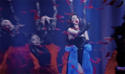 ​李菲儿跨年晚会抹胸裙意外滑落，连忙捂住胸口，表情淡定舞姿撩人
