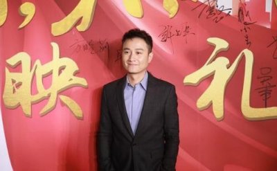 ​文章新发型亮相差点没被认出 网友：这是要“从头开始”啊