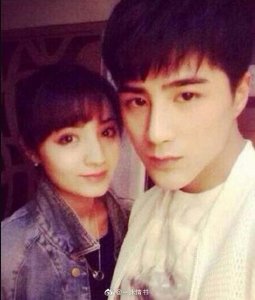 姜潮求婚麦迪娜现场照曝光，照片中麦迪娜小腹隆起，孕味十足，据悉