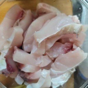 姜葱炒脆鲩鱼，味道鲜美，做法超简单