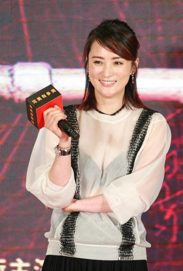 蒋勤勤出席活动近照,半透明上衣惹争议,网友:姜武根本不敢直视