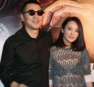 ​蒋勤勤出席活动近照，半透明上衣惹争议，网友：姜武根本不敢直视