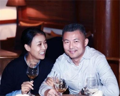 51岁那英近况,14岁儿子长得和前夫很像,11岁女儿颜値很高!