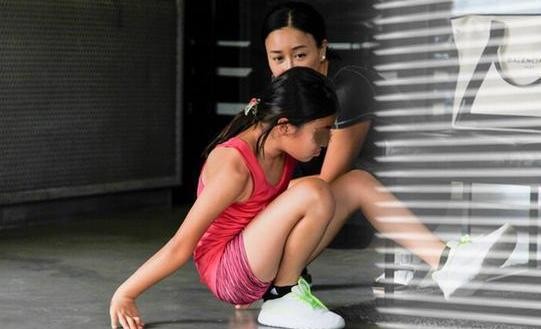 51岁那英近况,14岁儿子长得和前夫很像,11岁女儿颜値很高!