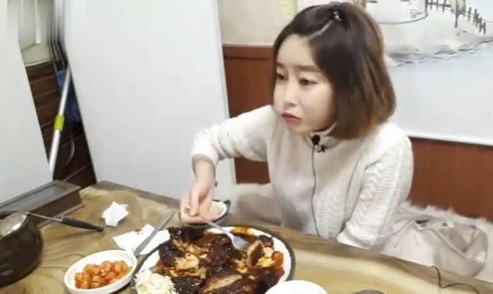 韩国美女大胃王吃牛排，网友：你是老太婆吗？为啥不用大牙嚼？