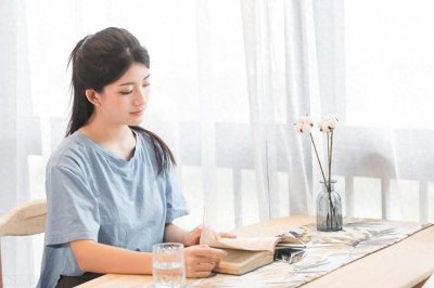 ​女同事到处跟人说我是同性恋，我一生气，把她堵在了茶水间亲了她