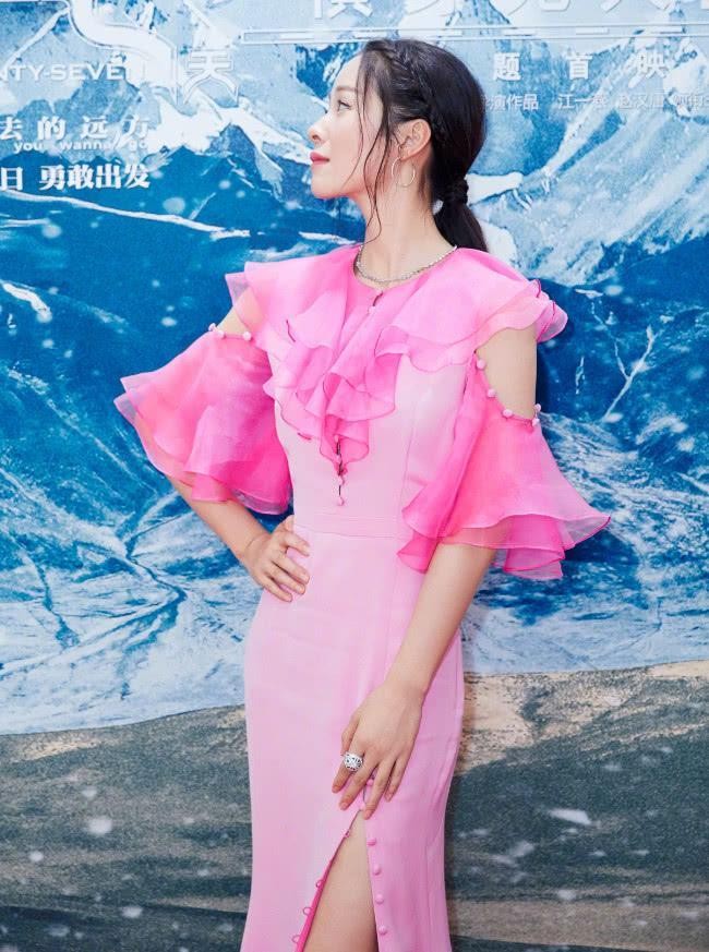 江一燕好少女,34岁了还穿成这样,高开叉设计性感撩人