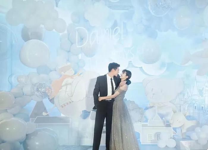 姜潮麦迪娜为儿子举办百日宴,一家三口都是神仙颜值啊