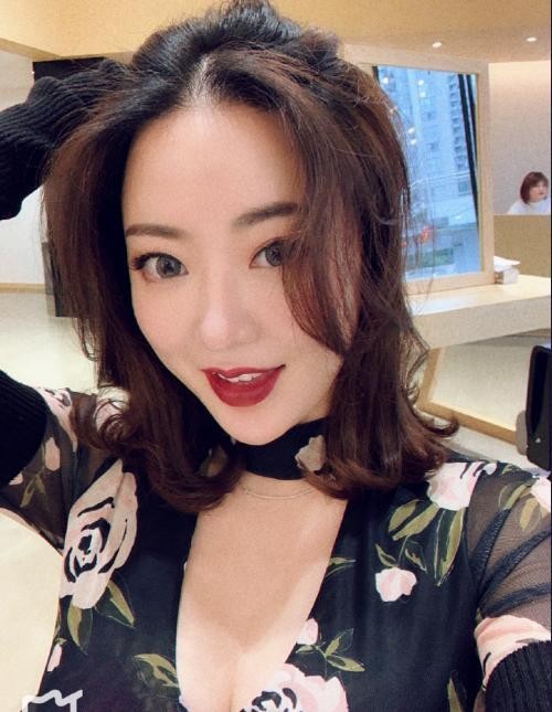 蒋娉婷大方得体,穿着美到爆炸,气质提升一大截