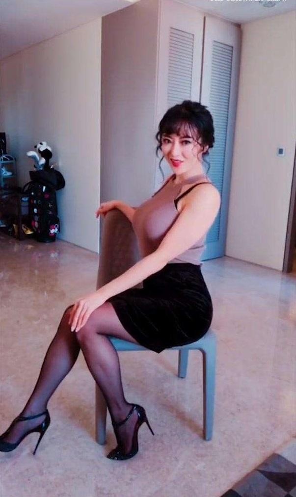 蒋娉婷大方得体,穿着美到爆炸,气质提升一大截