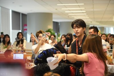 范丞丞恋情曝光!神秘女友身份疑似揭晓,网友集体猜测