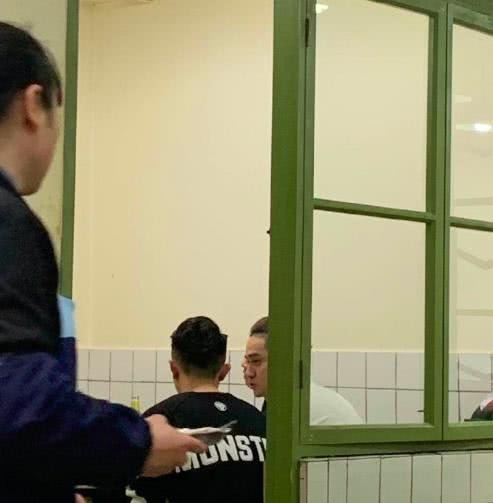 蒋劲夫回国后现身网红店,身材发胖,衣服背后的图案引人深思!