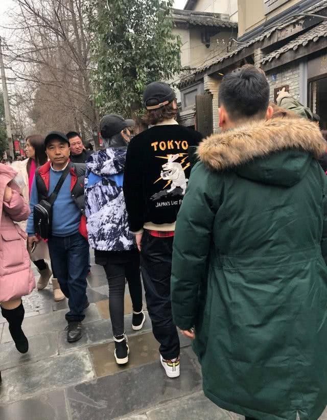 蒋劲夫回国后现身网红店,身材发胖,衣服背后的图案引人深思!